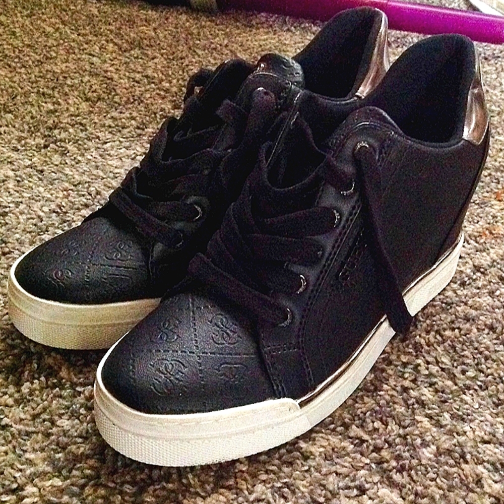 Woman's Guess Shoes (8)